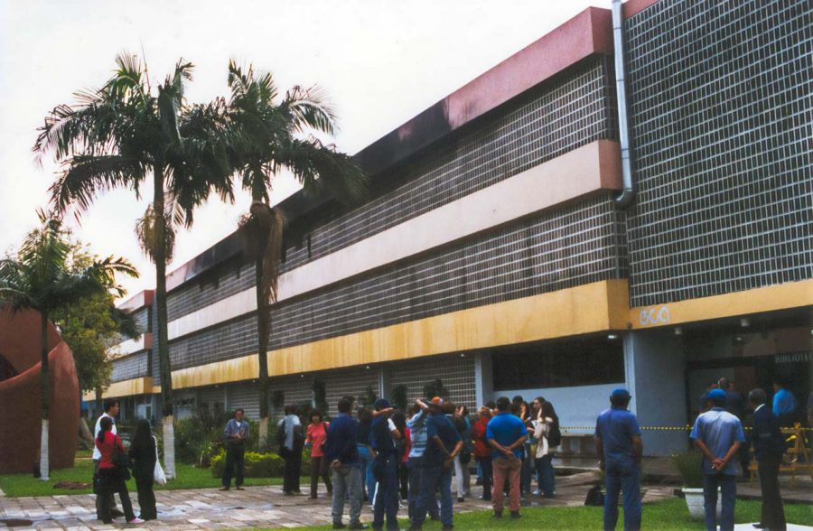 Fachada do prédio central da ECA após o incêndio em 2001