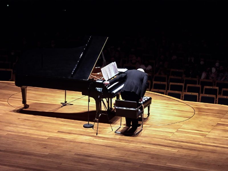 Caio Pagano, durante gravação do concerto na Sala São Paulo em 2021