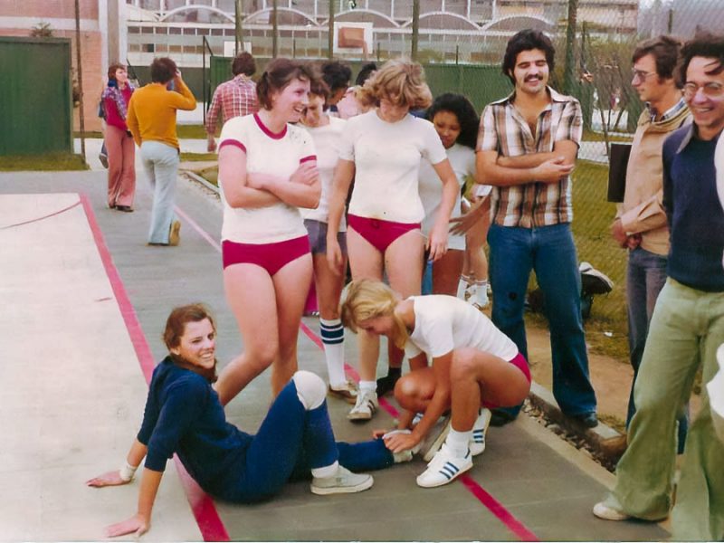 Garotas do handebol – time feminino da ECA para o Olimpusp de 1977. A goleira Maria Fernanda Abramides Torres (de azul, no chão), Ilse Klasing (agachada), Cacilda Casado (olhando para baixo), Carlos Guilherme Bettencourt (de camisa xadrez). Maria Fernanda fez Jornalismo, Ilse e Carlos PP, Cacilda RP (turma 1977)