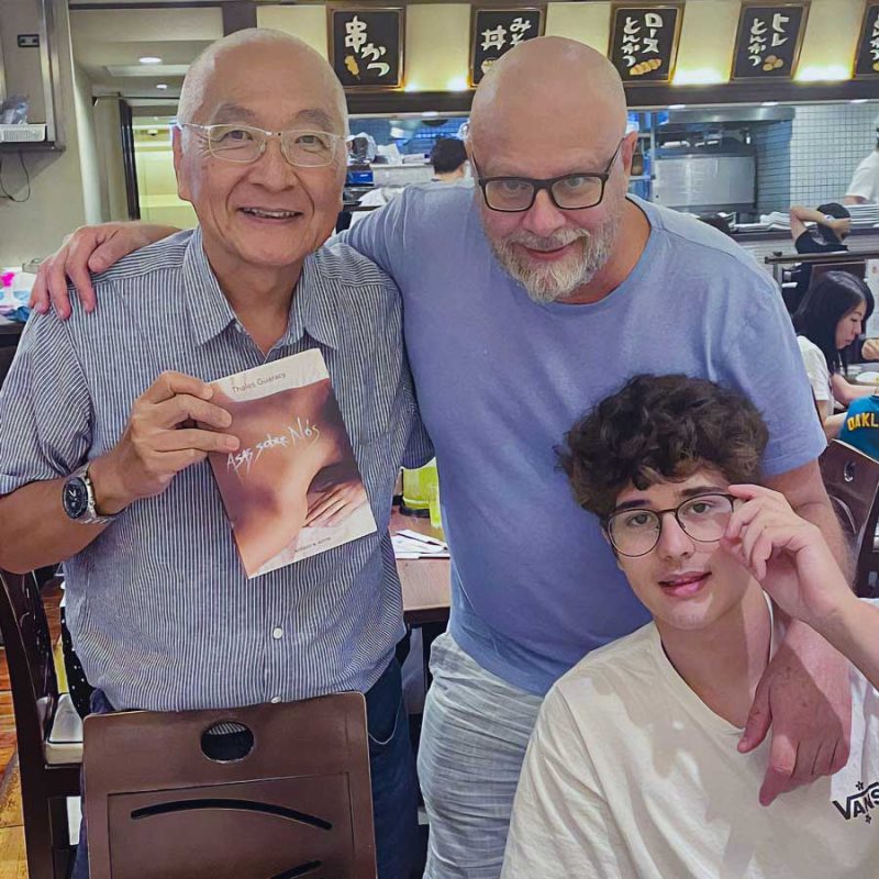 Makoto (com o livro "Asas sobre Nós"), Thales e André em Nagoya