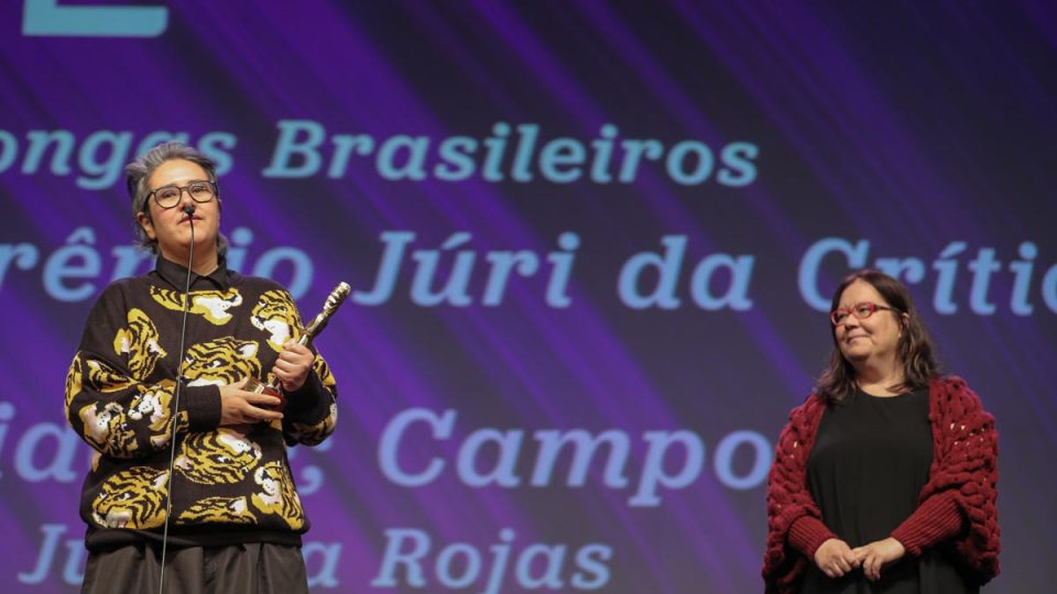 Juliana Rojas recebe o Prêmio do Júri da Crítica de Mariane Morisawa (Foto: Edison Vara/Agência Pressphoto)