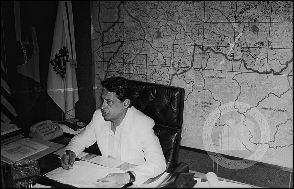 Fernando Henrique sentado na cadeira de prefeito para ser fotografado (foto: Arquivo Público de SP)