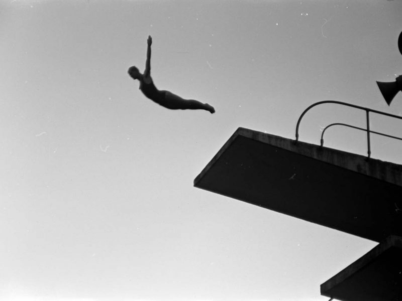 Salto ornamental em piscina do estádio do Pacaembu, São Paulo, SP, 1945 (Thomaz Farkas / Acervo Instituto Moreira Salles)