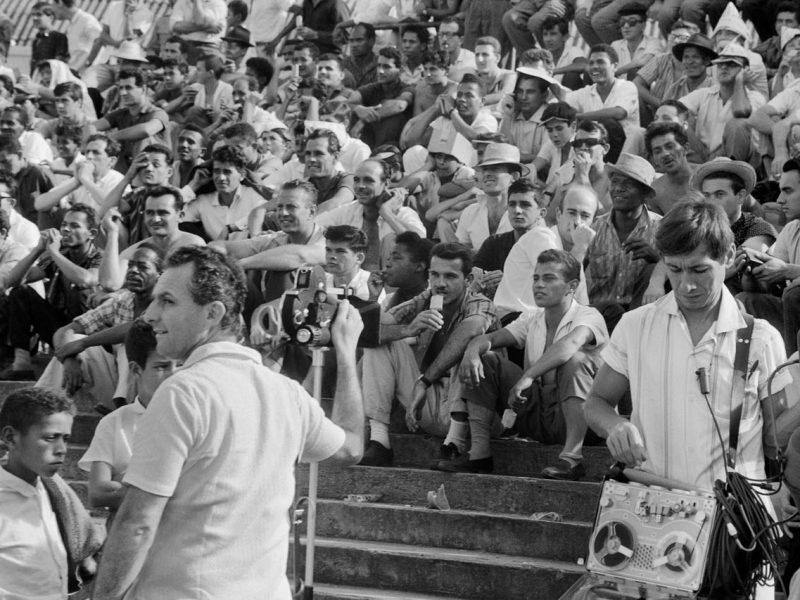 Thomaz Farkas filmando Subterrâneos do futebol, de Maurice Capovilla, da série Brasil verdade, 1965. Autoria não identificada (Arquivo Thomaz Farkas / Acervo Instituto Moreira Salles)