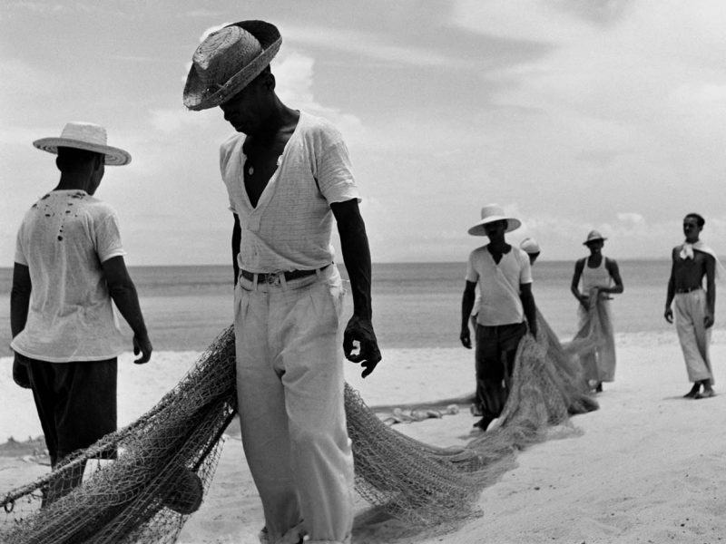 Pescadores em Guaratiba, Rio de Janeiro, RJ, década de 1940 (Thomaz Farkas / Acervo Instituto Moreira Salles)