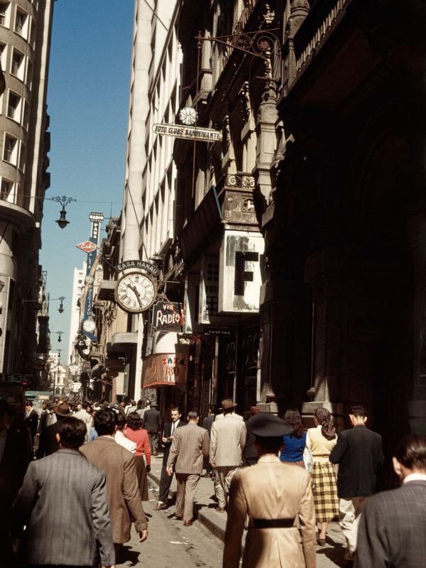 Loja Fotoptica e Sede do Foto Cineclube Bandeirante. Rua São Bento 55, atual número 383, São Paulo, SP, c. 1947 (Thomaz Farkas / Acervo Instituto Moreira Salles)